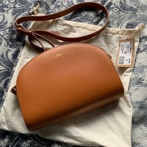 A.P.C. Sac Demi-lune crossbody bag in Camel